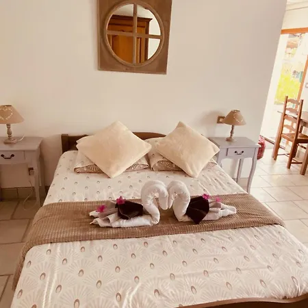 מלון Du Relais D'auniac - Bar Restaurant Piscine *