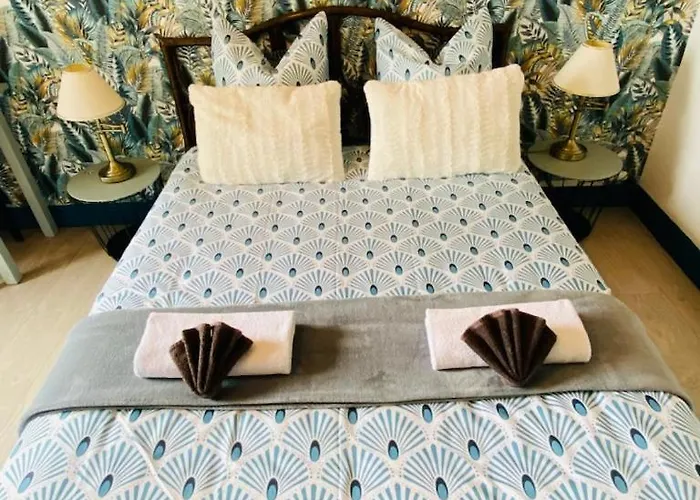 Du Relais D'auniac - Bar Restaurant Piscine מלון *